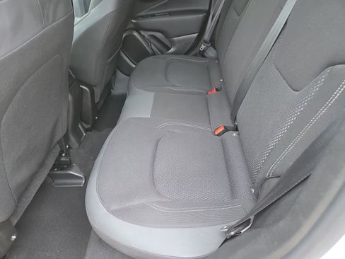 Used 2023 Jeep Renegade Latitude w/ Premium Group image 7