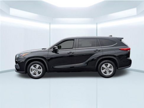 Used 2023 Toyota Highlander LE FWD image 2