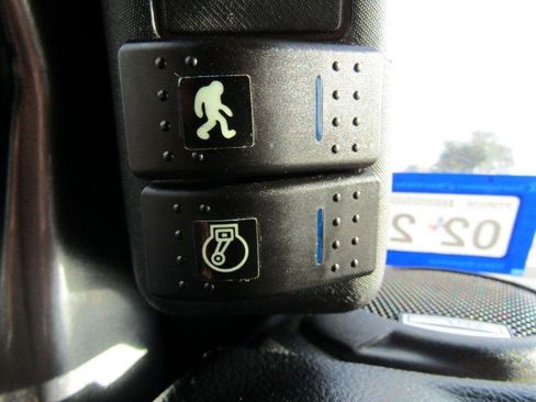 Used 2017 Jeep Wrangler Unlimited Rubicon w/ Connectivity Group image 21