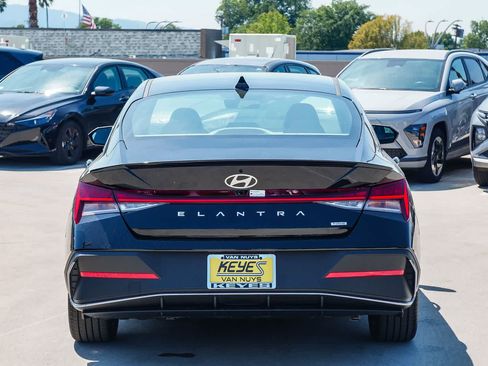 Certified 2025 Hyundai Elantra SEL image 3