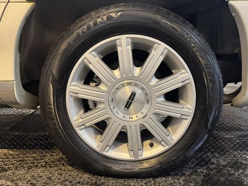 Used 2007 Lincoln Town Car Signature Limited RWD image 20