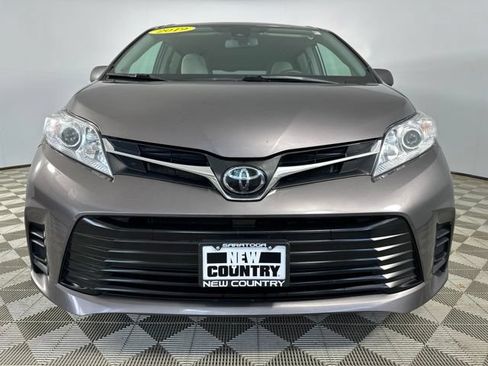 Used 2019 Toyota Sienna LE w/ Protection Package FWD image 2