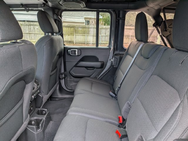 Used 2022 Jeep Wrangler Unlimited Sahara AWD/4WD image 13