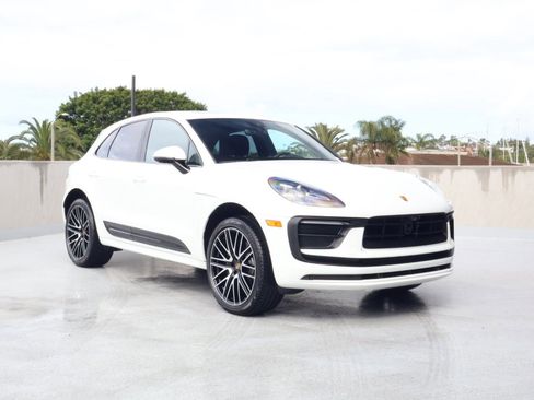 Certified 2025 Porsche Macan AWD/4WD image 7