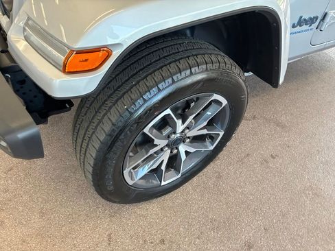 Used 2024 Jeep Wrangler Unlimited w/ Convenience Group AWD/4WD image 4