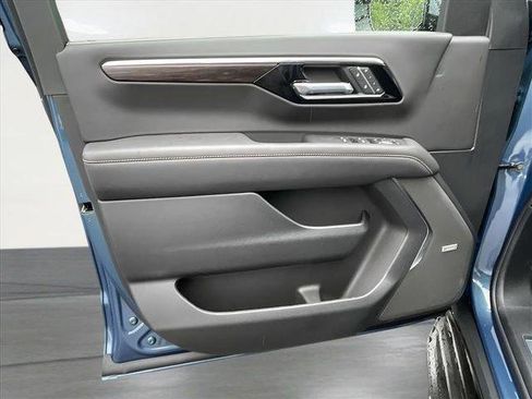 New 2025 Chevrolet Suburban Premier image 26