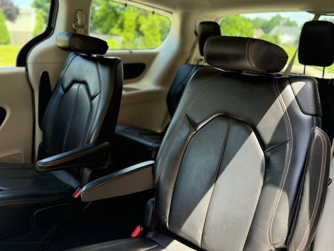 Used 2020 Chrysler Pacifica Touring-L FWD image 24