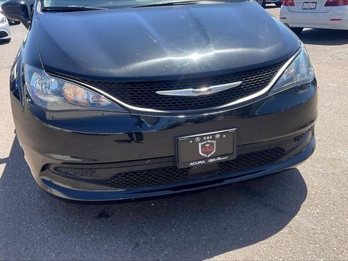 Used 2023 Chrysler Voyager LX image 5