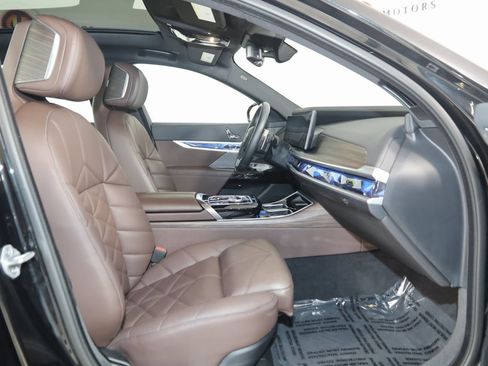 Used 2023 BMW 740i w/ Parking Assistance Package image 13