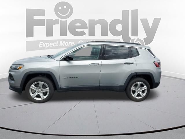 Used 2023 Jeep Compass Latitude w/ Convenience Group AWD/4WD image 2