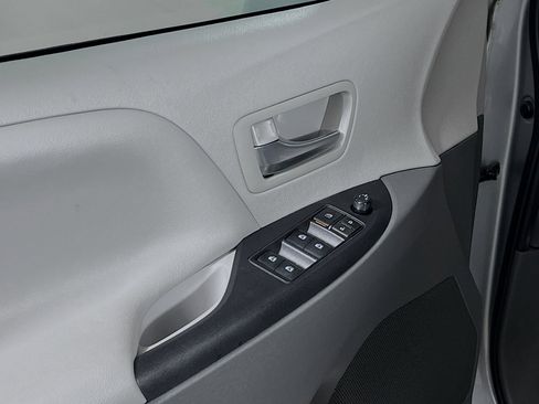 Used 2020 Toyota Sienna LE w/ LE Preferred Package FWD image 17