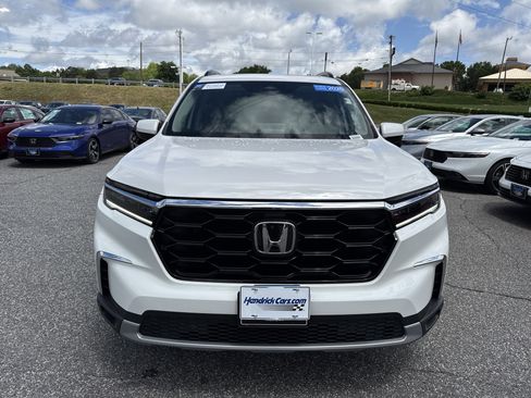 Used 2025 Honda Pilot Touring image 2