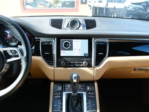 Used 2017 Porsche Macan image 24
