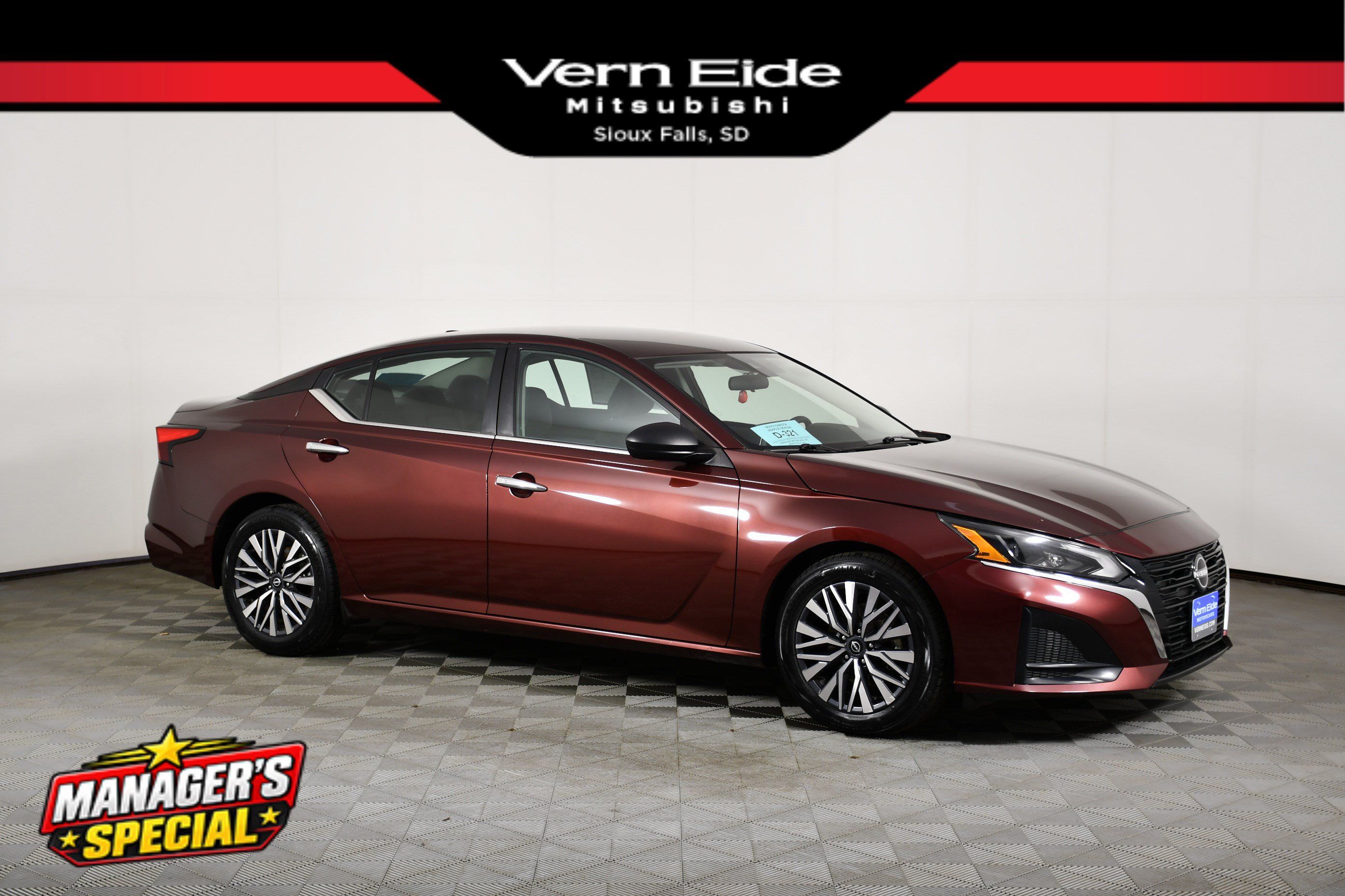 Used 2024 Nissan Altima 2.5 SV FWD image 1