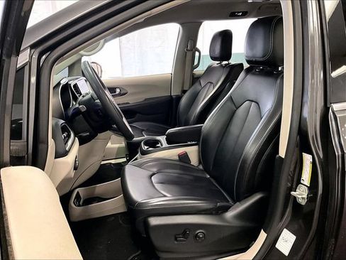 Used 2023 Chrysler Pacifica Touring-L FWD image 24