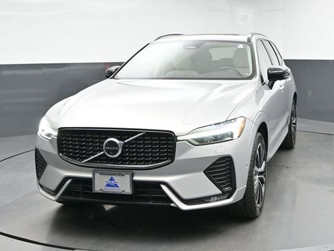 Used 2023 Volvo XC60 B5 Plus w/ Climate Package AWD/4WD image 3