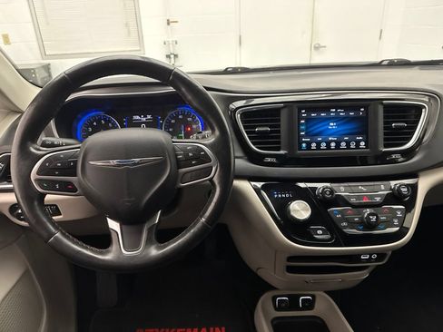 Used 2020 Chrysler Pacifica Touring-L FWD image 14