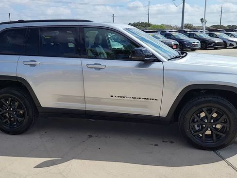New 2026 Jeep Grand Cherokee Altitude AWD/4WD image 9