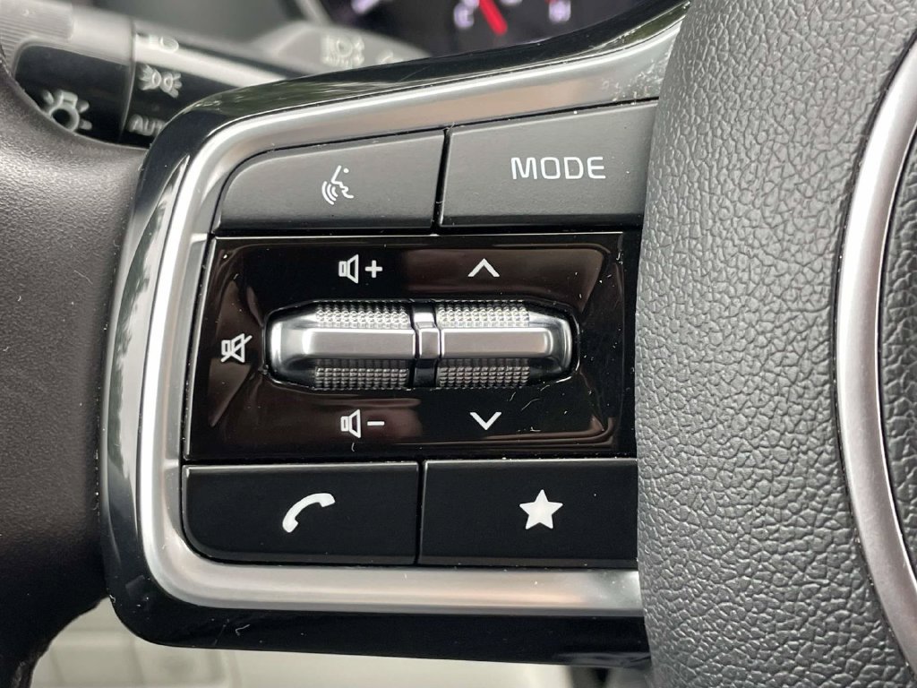 Used 2024 Kia Carnival LX FWD image 20