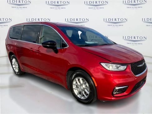 New 2026 Chrysler Pacifica Select image 3