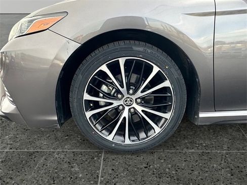 Used 2020 Toyota Camry SE image 14