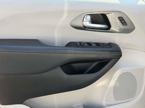 Used 2024 Chrysler Pacifica Touring-L image 13