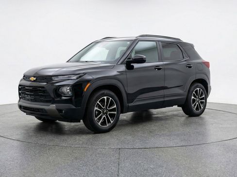Used 2025 Chevrolet TrailBlazer LT FWD image 3