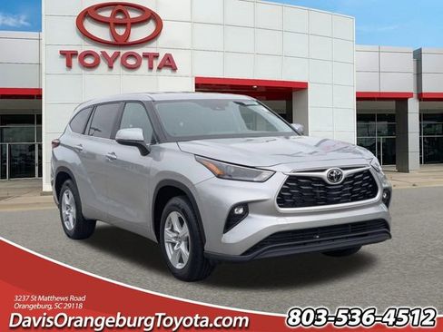 Used 2025 Toyota Highlander LE FWD image 1
