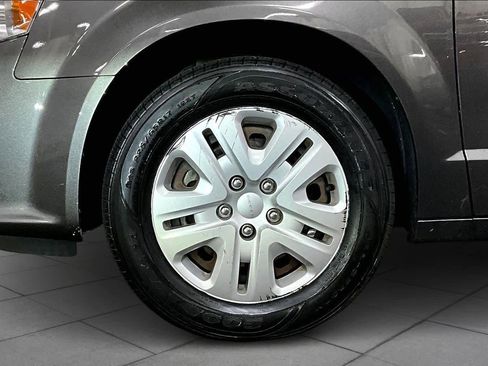 Used 2019 Dodge Grand Caravan SE w/ UConnect Hands-Free Group image 10