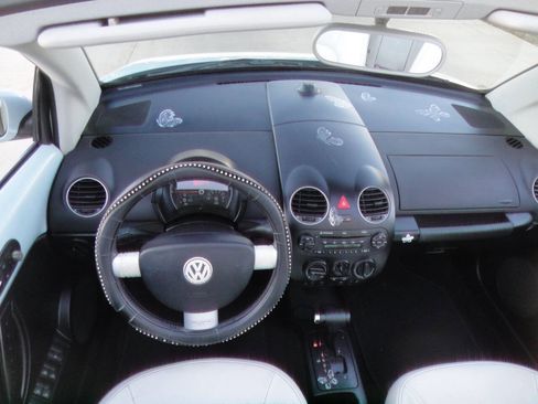 Used 2010 Volkswagen Beetle Final Edition image 10