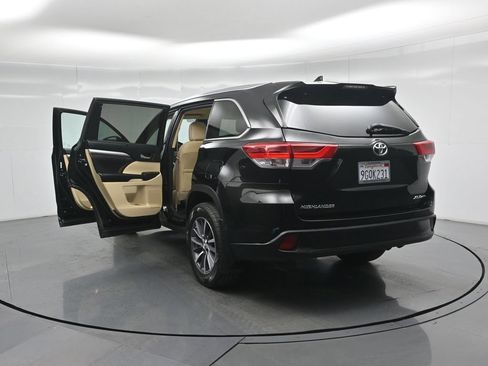 Used 2018 Toyota Highlander XLE AWD/4WD image 36