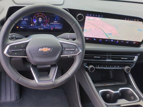 Used 2025 Chevrolet Traverse LT image 17