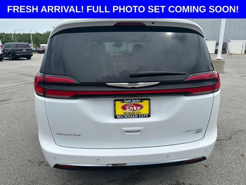 Used 2023 Chrysler Pacifica Limited w/ Uconnect Theater Family Group AWD/4WD image 4