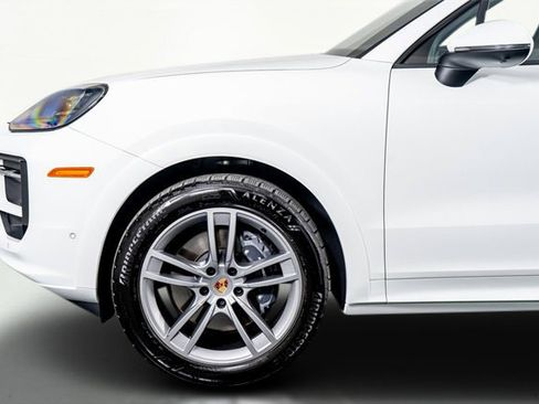 Used 2025 Porsche Cayenne image 23