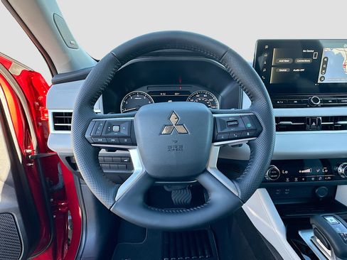 New 2025 Mitsubishi Outlander SE image 7