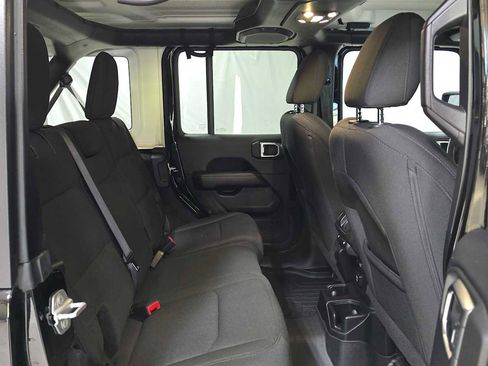 Used 2019 Jeep Wrangler Unlimited Sahara image 15