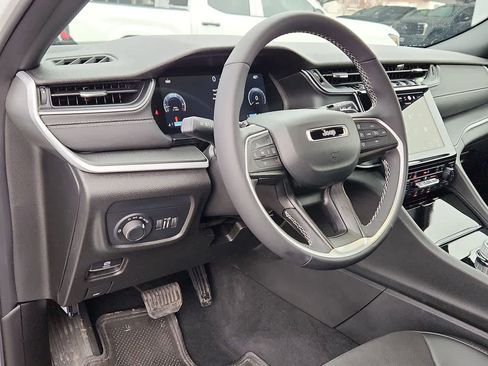 Used 2025 Jeep Grand Cherokee L Laredo image 11