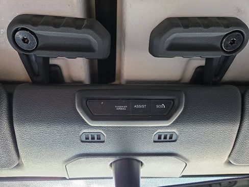 Used 2022 Jeep Wrangler Unlimited Rubicon w/ Cold Weather Group AWD/4WD image 19