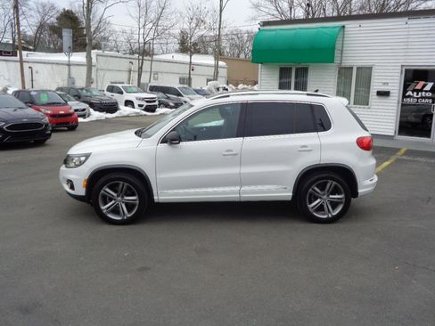 Used 2017 Volkswagen Tiguan Sport image 2