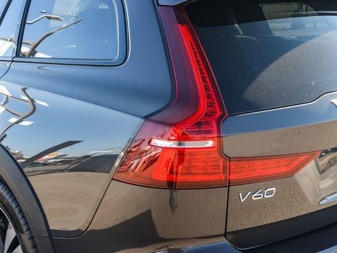 Used 2025 Volvo V60 B5 Cross Country Plus image 11