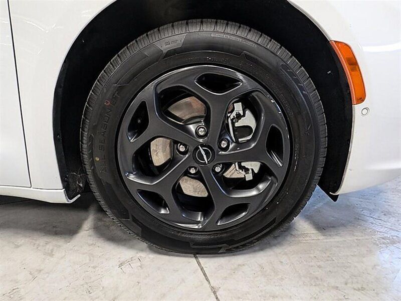 Used 2023 Chrysler Pacifica Limited w/ S Appearance Package FWD image 12
