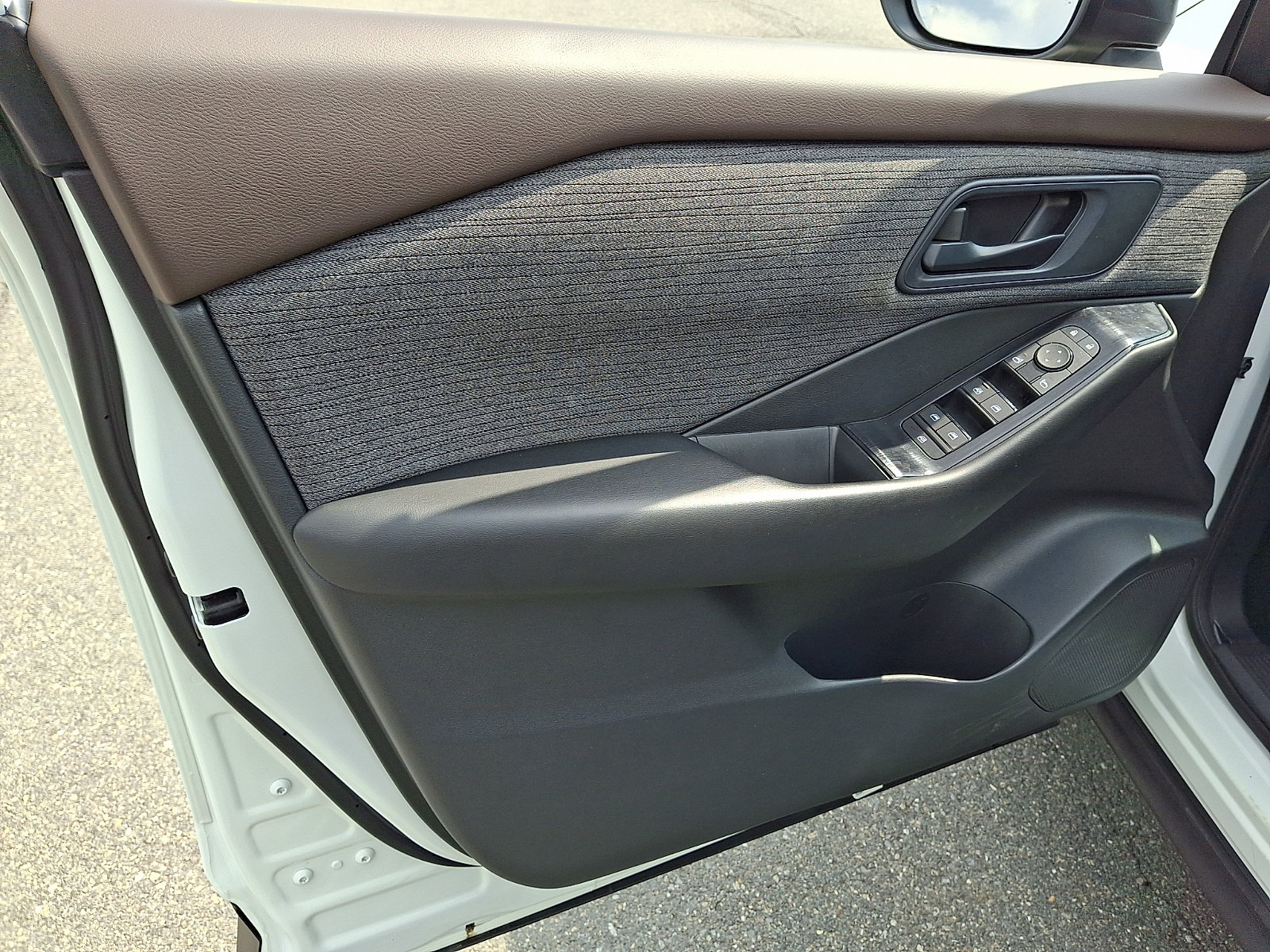 Used 2023 Nissan Rogue S AWD/4WD image 12
