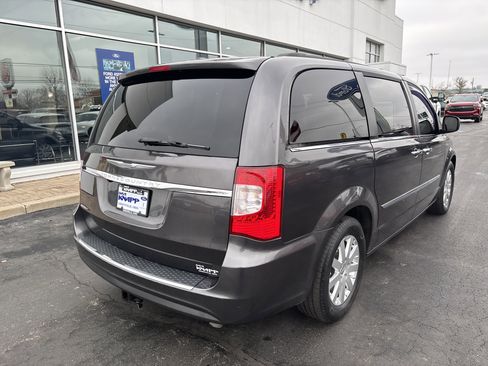 Used 2015 Chrysler Town & Country Touring w/ Driver Convenience Group image 16