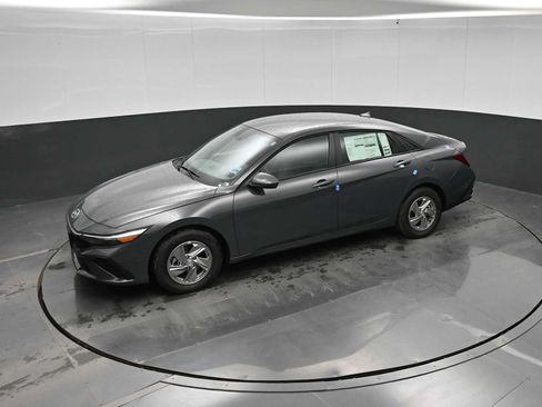 New 2026 Hyundai Elantra SE FWD image 25