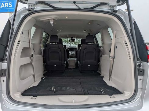 Used 2024 Chrysler Pacifica Touring-L FWD image 32