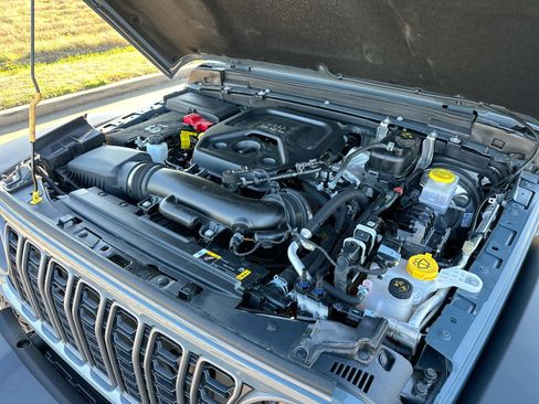 Used 2025 Jeep Wrangler Unlimited Rubicon image 24