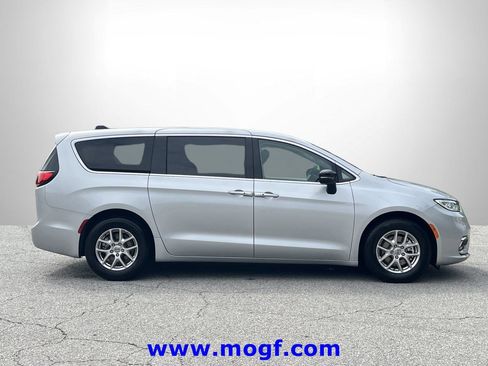 Used 2024 Chrysler Pacifica Touring-L FWD image 26