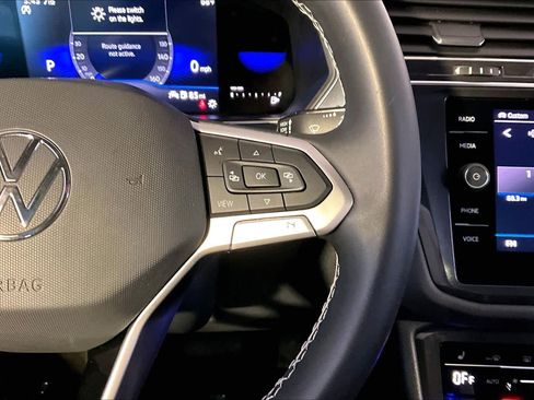 Used 2022 Volkswagen Tiguan SE w/ Panoramic Sunroof Package image 25