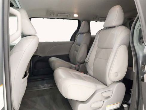 Used 2019 Toyota Sienna L image 24