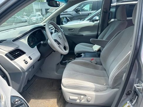 Used 2013 Toyota Sienna LE FWD image 5